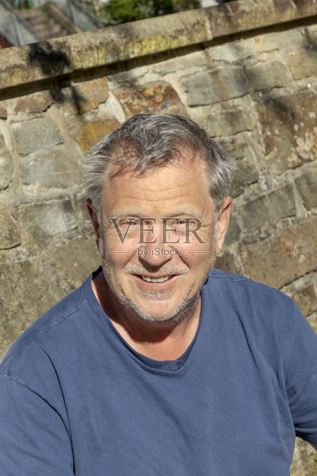 公园里的帅哥照片摄影图片