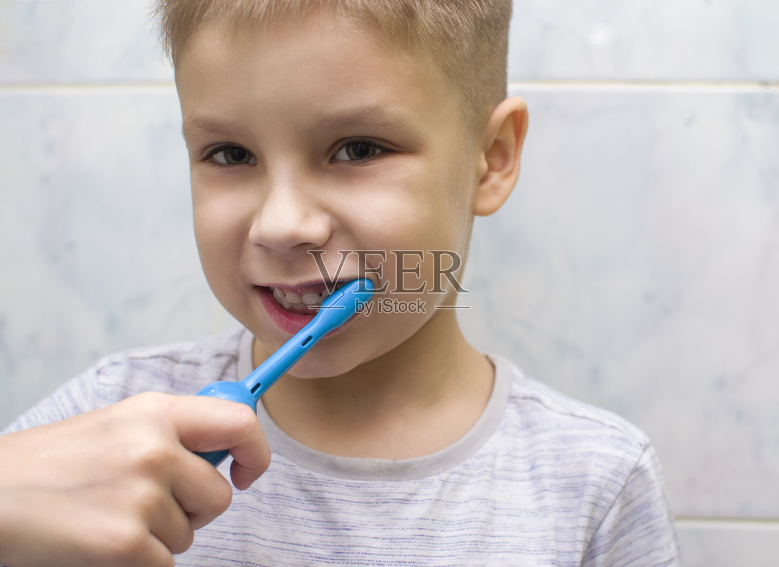 口腔护理。男孩刷牙照片摄影图片