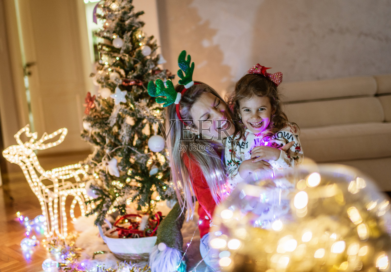 平安夜的亲情照片摄影图片