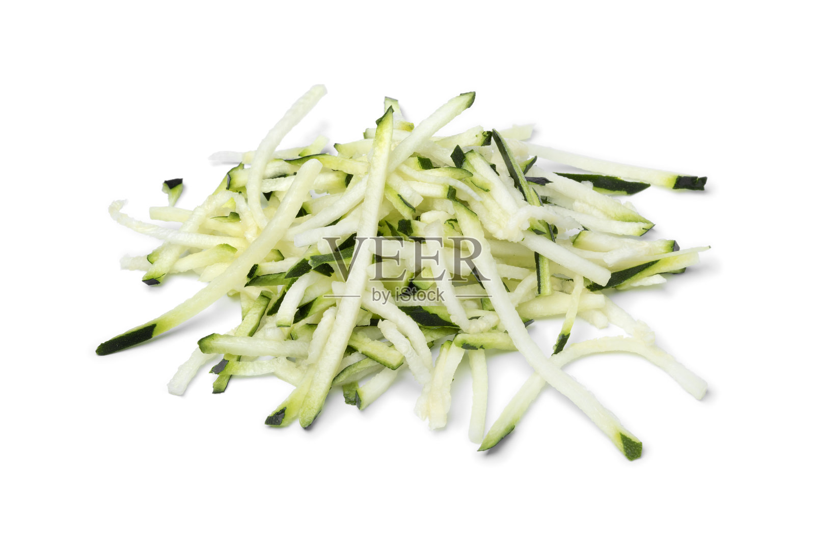 白色背景下，一堆新鲜切好的西葫芦面条照片摄影图片