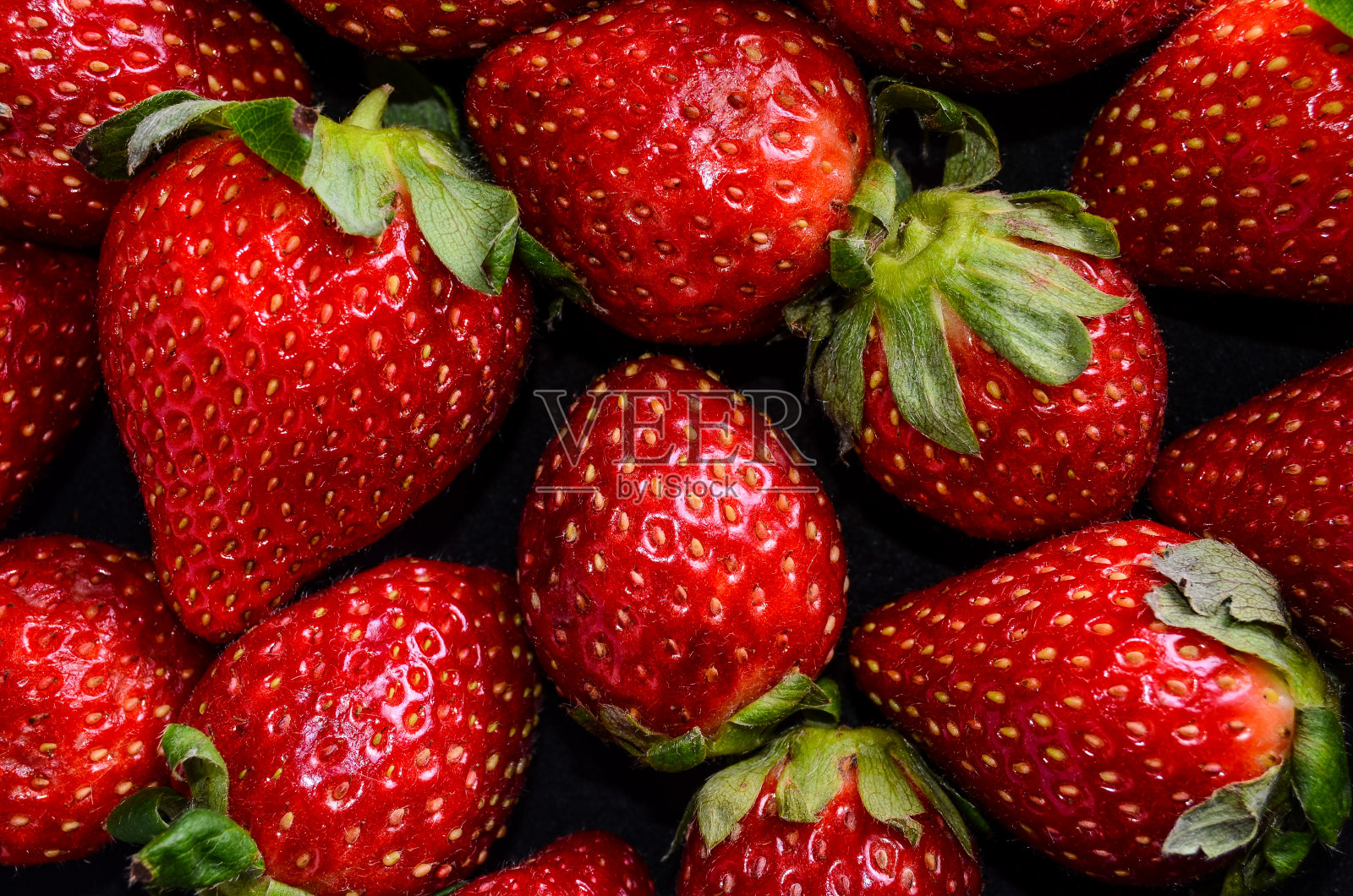 新鲜成熟的草莓照片摄影图片