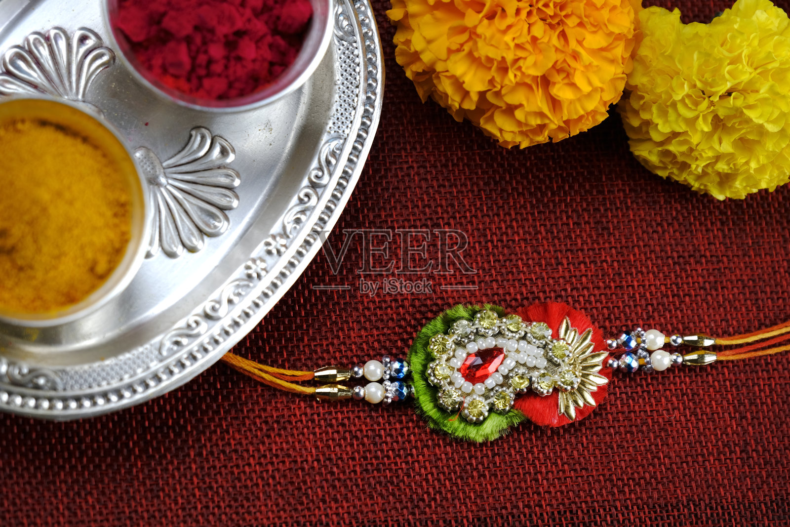 印度节日:Raksha bandhan, Raakhi与糖果礼物鲜花和diya, Raksha bandhan(保护和照顾的纽带)，印度姐妹和兄弟的节日。照片摄影图片