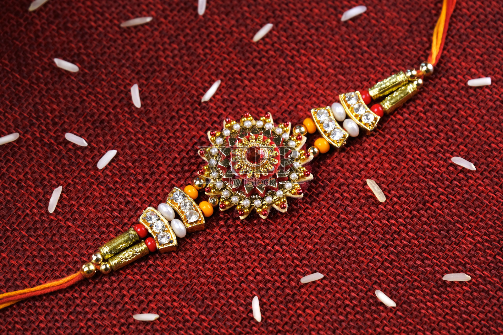 印度节日:Raksha bandhan, Raakhi与糖果礼物鲜花和diya, Raksha bandhan(保护和照顾的纽带)，印度姐妹和兄弟的节日。照片摄影图片