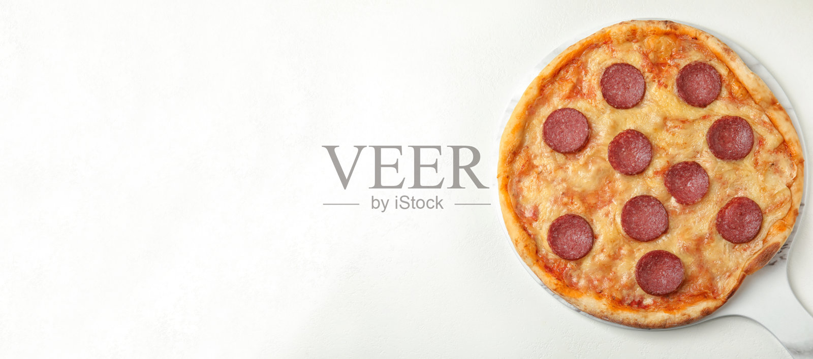 顶视图热美味的披萨在白色的桌子上，空间的文字。旗帜设计照片摄影图片