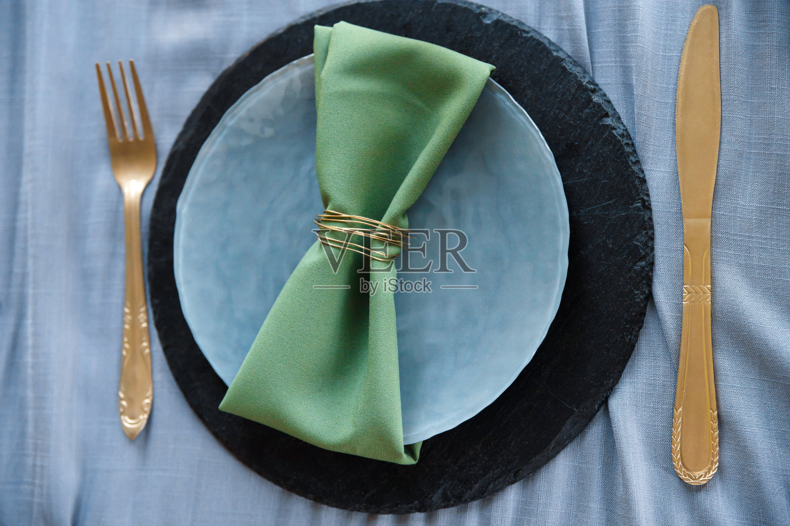 节日餐桌布置，餐巾纸盘照片摄影图片