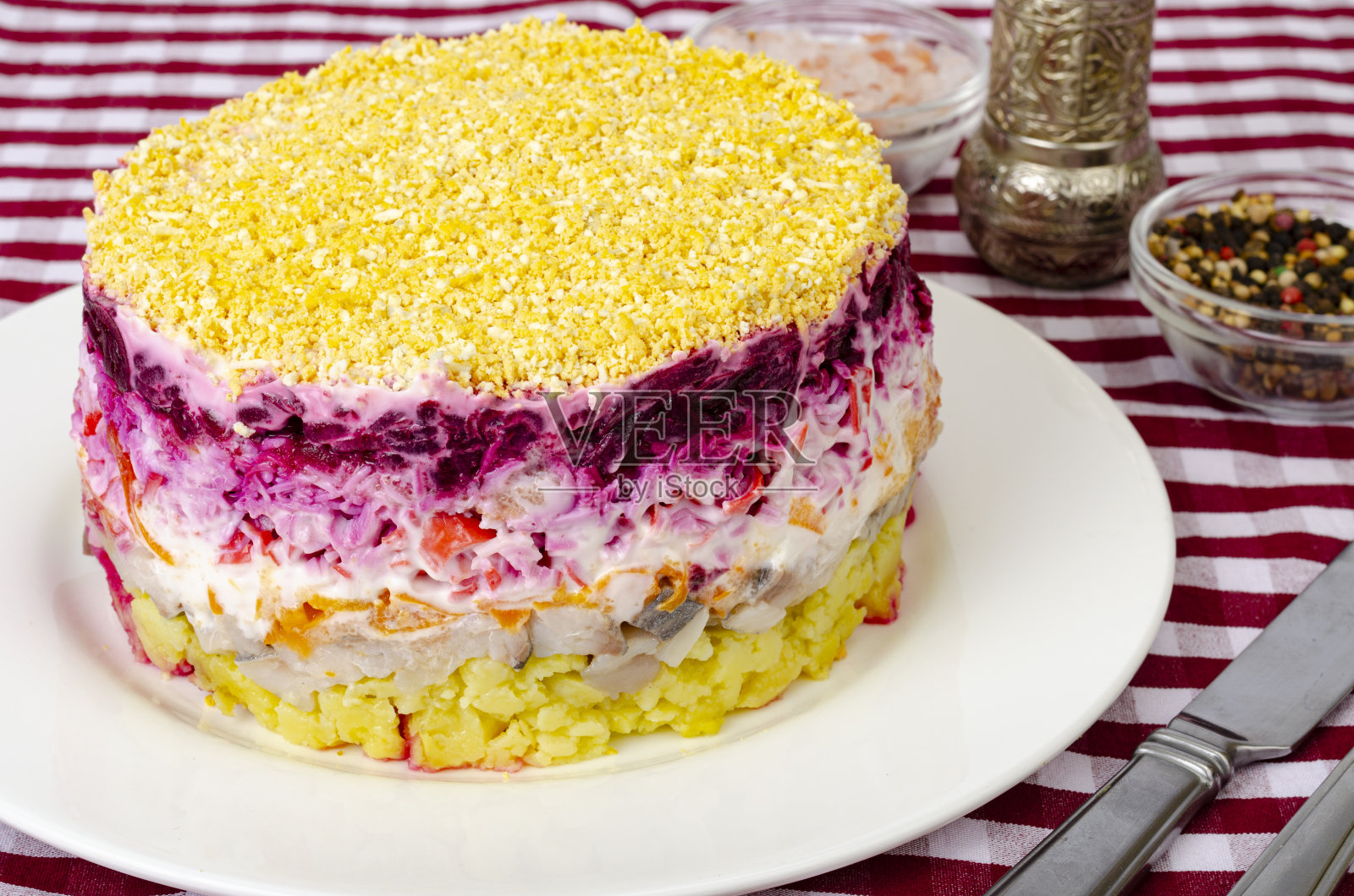 青鱼蛋黄酱蔬菜泡芙沙拉。工作室的照片照片摄影图片