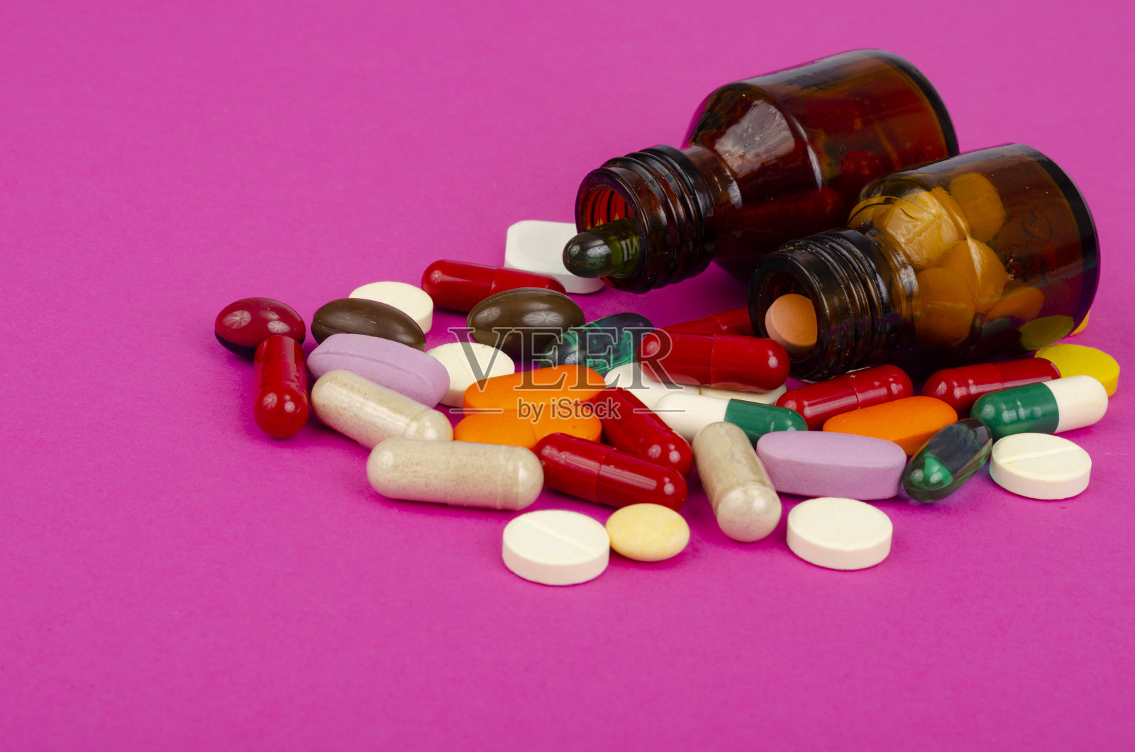疾病和治疗。医学概念。药物和包装在明亮的背景。工作室的照片照片摄影图片