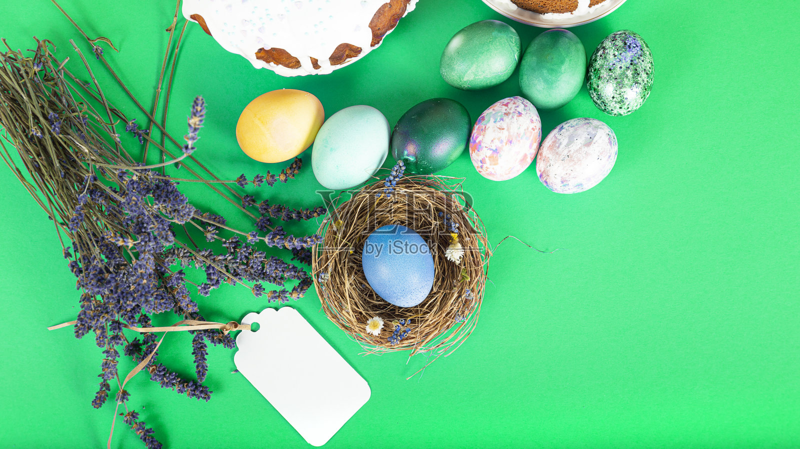 色彩丰富的背景与复活节彩蛋在绿色的背景。复活节快乐的概念。可作为海报，背景，节日贺卡。平铺，俯视图，复制空间。工作室的照片照片摄影图片