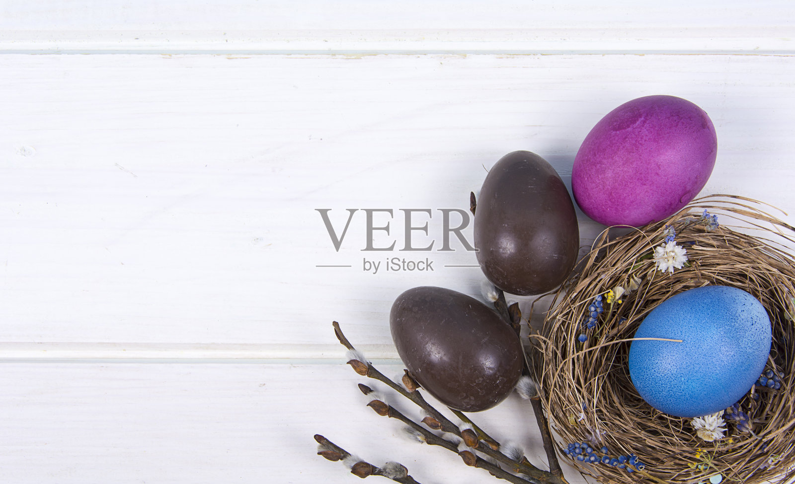 彩色背景与复活节彩蛋在白色木板背景。复活节快乐的概念。可作为海报，背景，节日贺卡。照片摄影图片