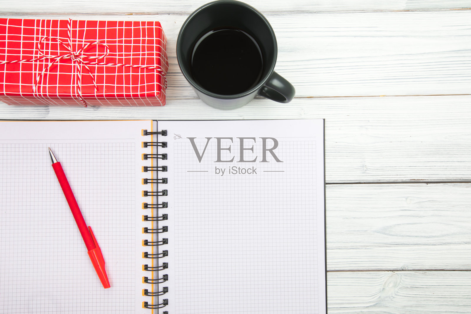 空白的记事本，松枝和白色木桌上的圣诞装饰品。空间的文本。前视图。平的风格。“n”n照片摄影图片