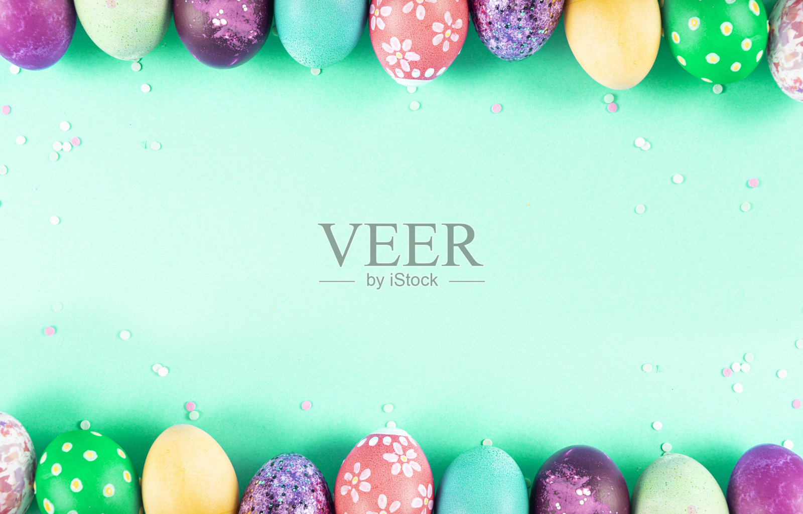 色彩丰富的背景与复活节彩蛋在绿色的背景。复活节快乐的概念。可作为海报，背景，节日贺卡。平铺，俯视图，复制空间。工作室的照片照片摄影图片