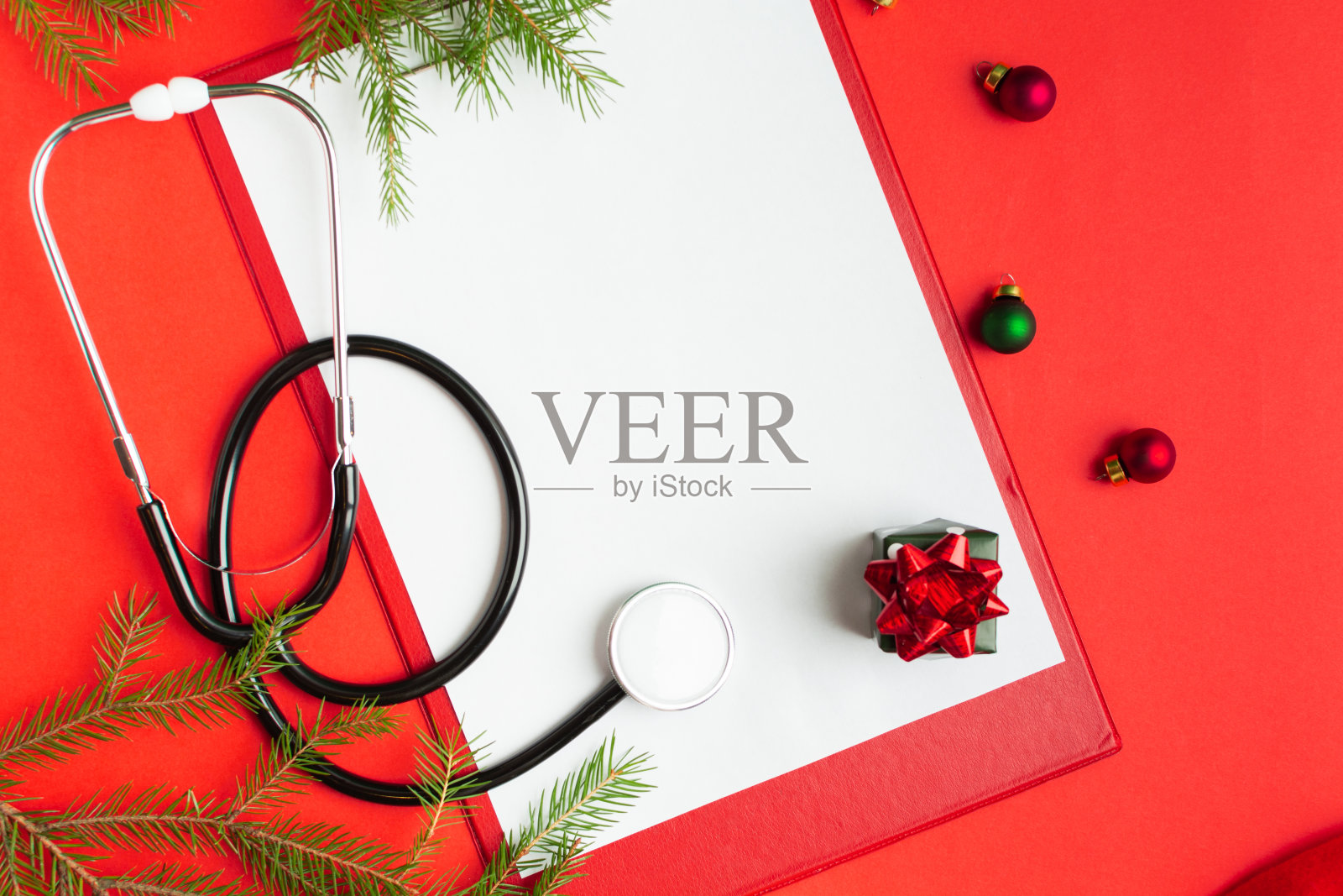 医学圣诞概念与听诊器，空白剪贴板与白纸照片摄影图片