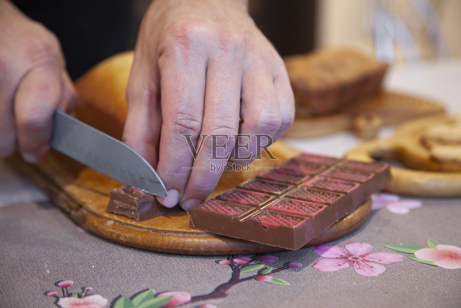 一块巧克力放在砧板上照片摄影图片