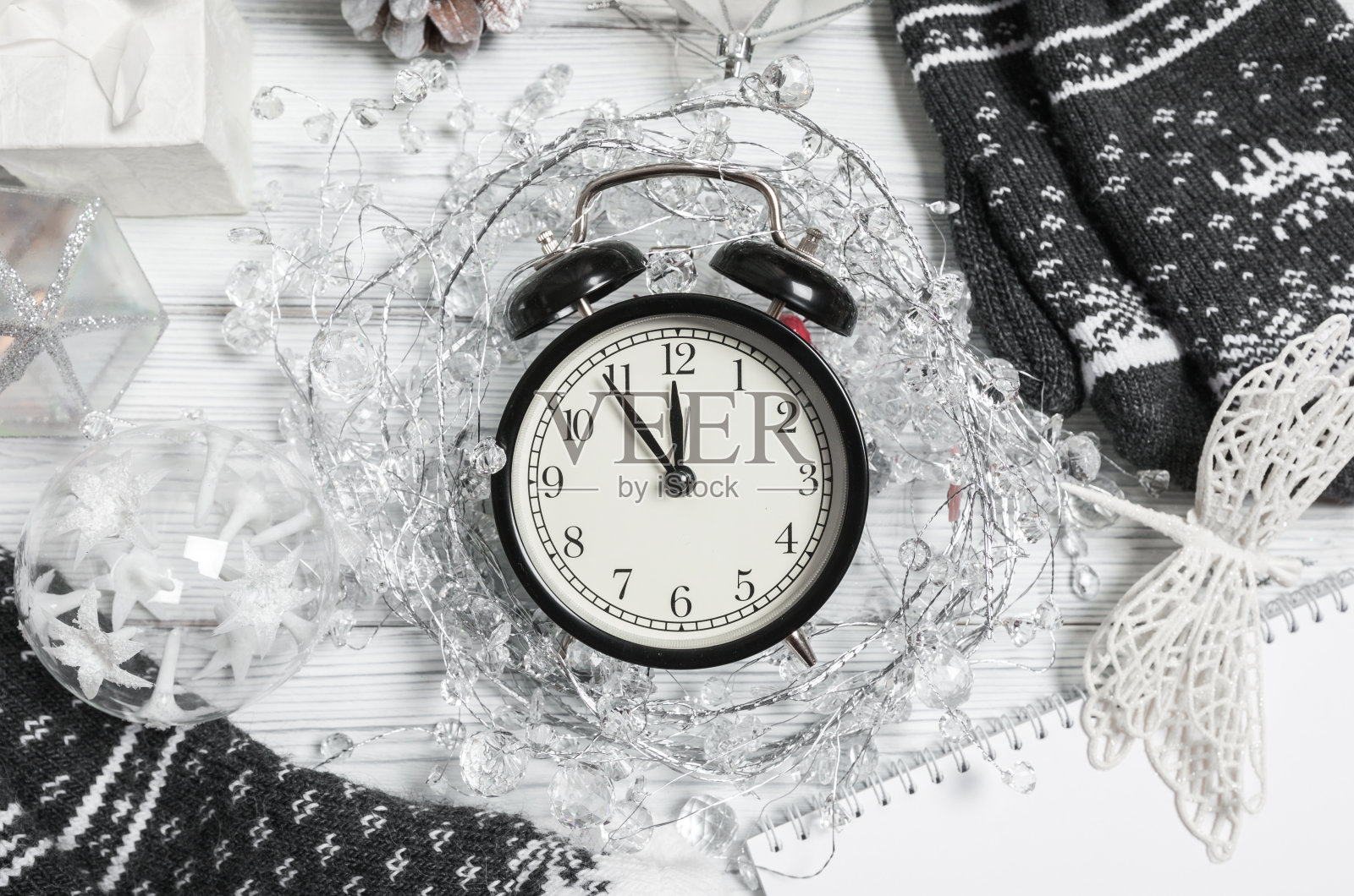 银色圣诞装饰和笔记本在白色背景。平铺，俯视图，复制空间照片摄影图片