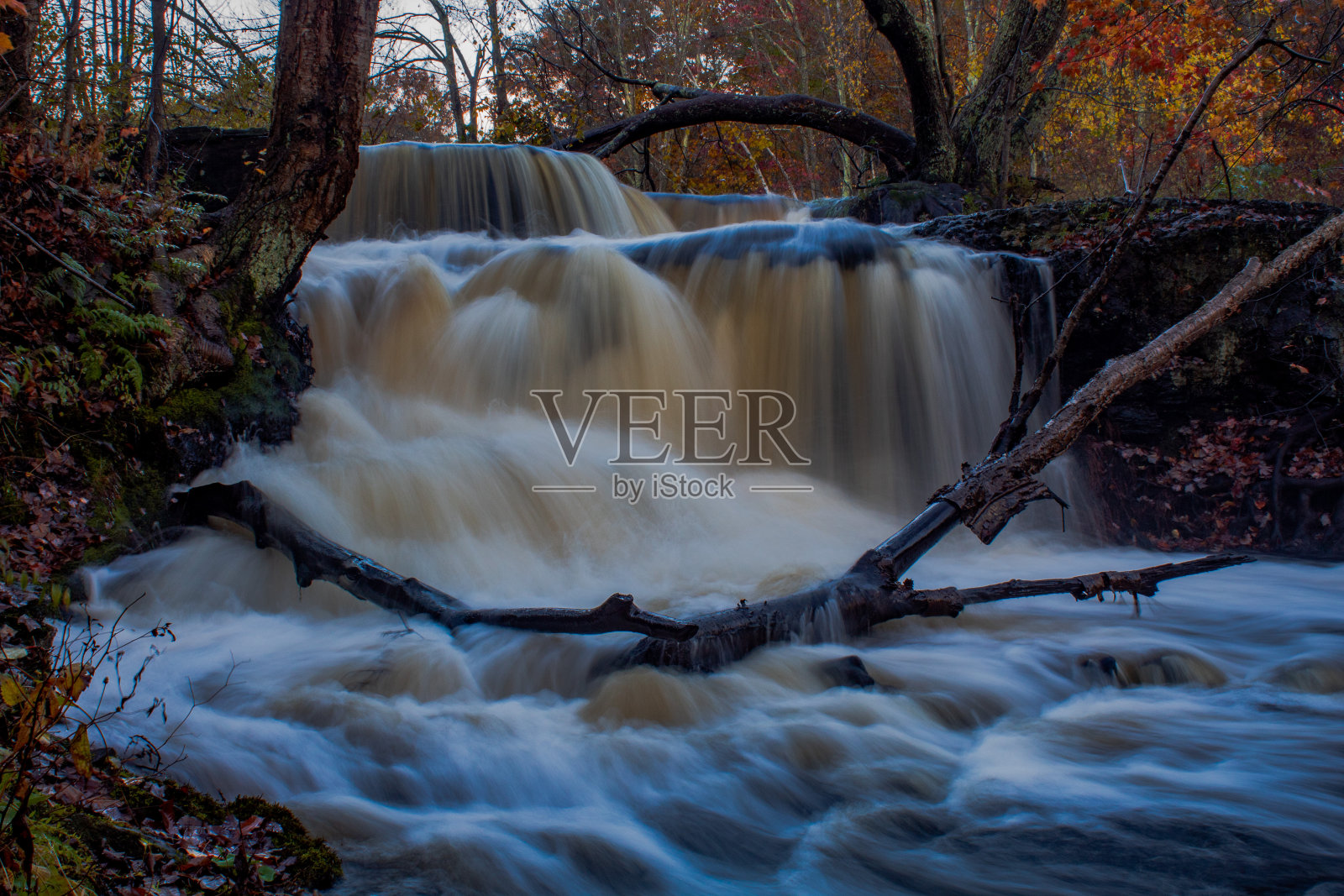 宾夕法尼亚州秋天美丽的瀑布照片摄影图片