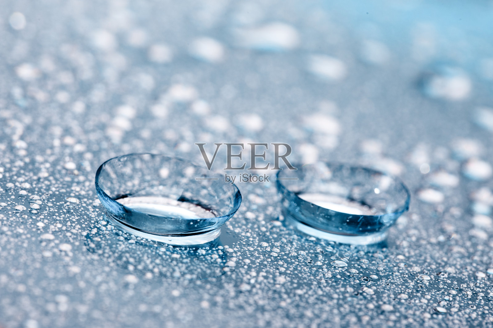 近距离观察周围有水滴的隐形眼镜照片摄影图片