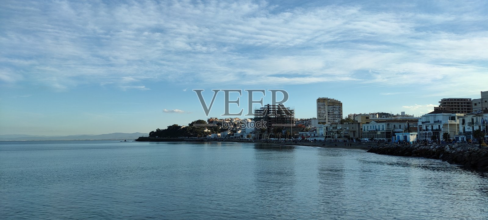 大海和建筑物的全景与天空照片摄影图片