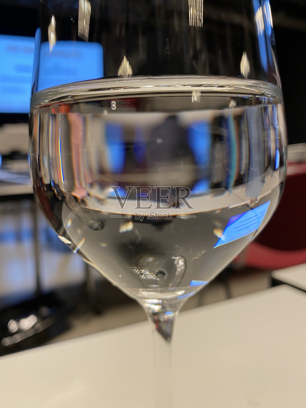 透过一杯水可以看到会议室照片摄影图片