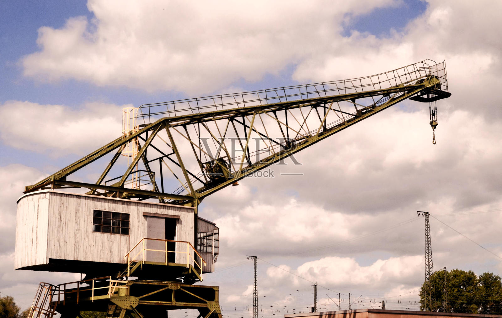 老式木制港口起重机照片摄影图片