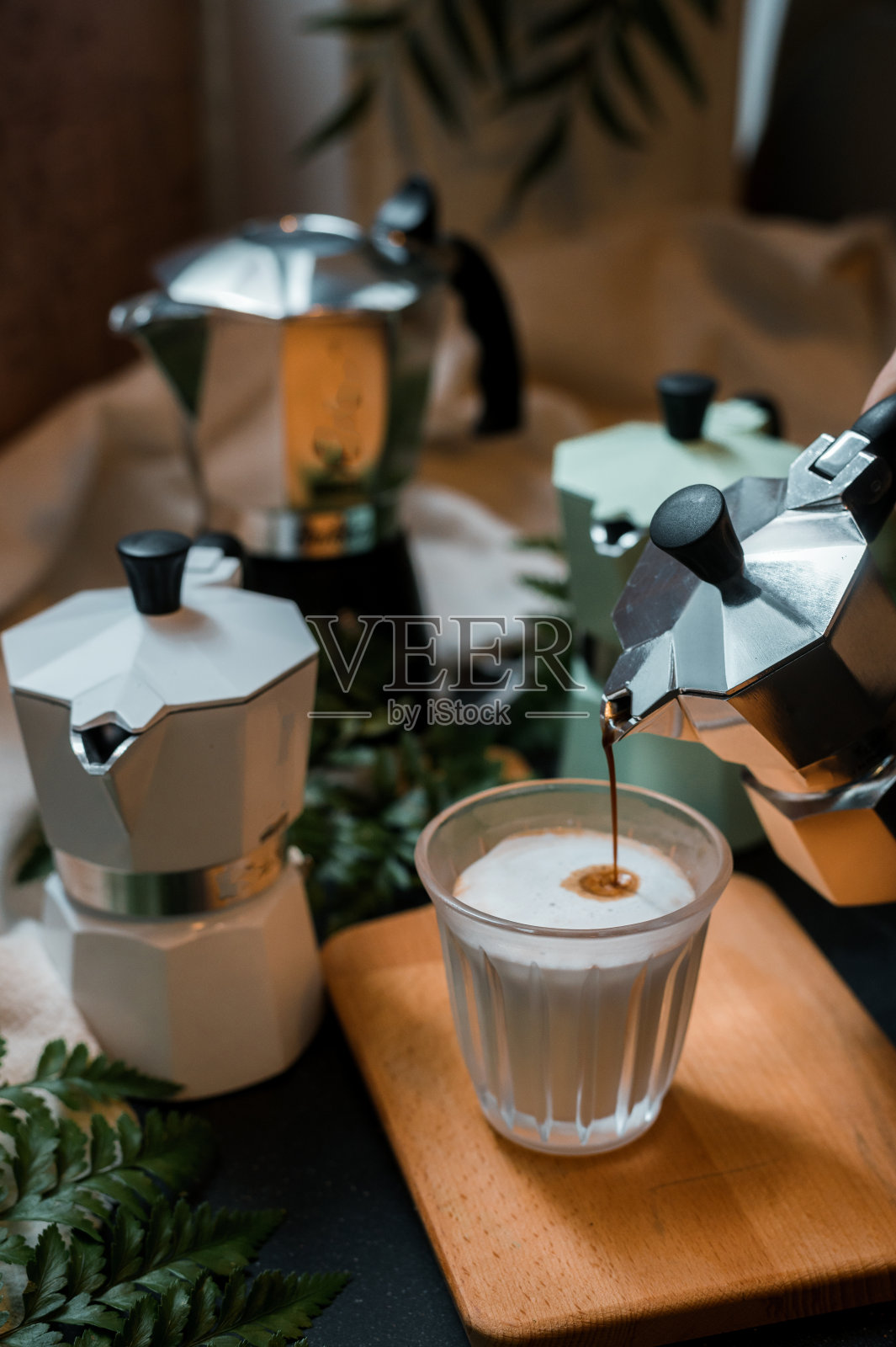 咖啡机上的早晨黑咖啡照片摄影图片