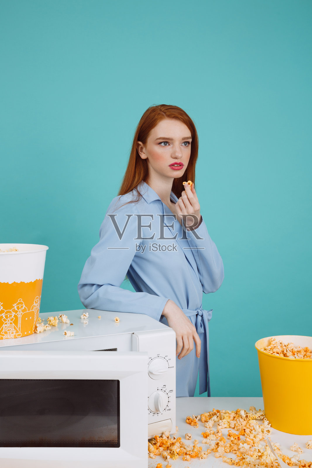 神秘女人的垂直影像靠近桌子照片摄影图片