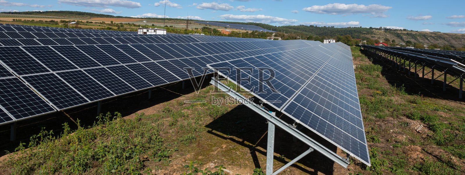 大型光伏电站、太阳能园区、可再生能源、可持续能源、太阳能发电厂的太阳能电池板照片摄影图片