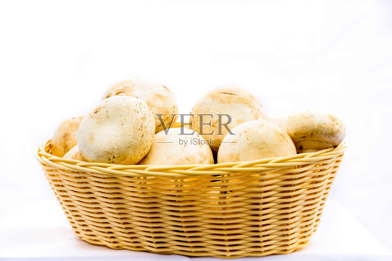 新鲜香槟酒，香槟酒香菇，柳条篮子中分离照片摄影图片