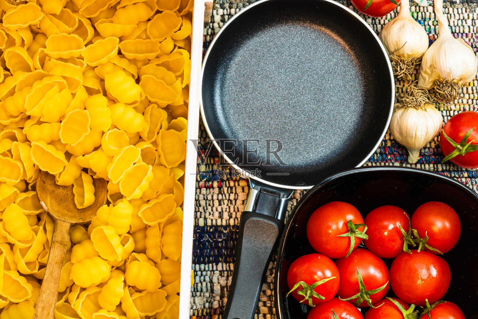 美味的意大利面，西红柿，洋葱和大蒜做意大利面照片摄影图片