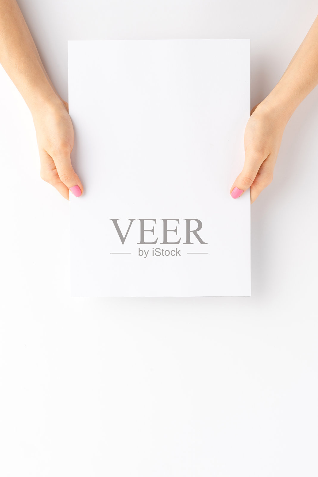 女性手中握着空白的白纸。模拟了照片摄影图片