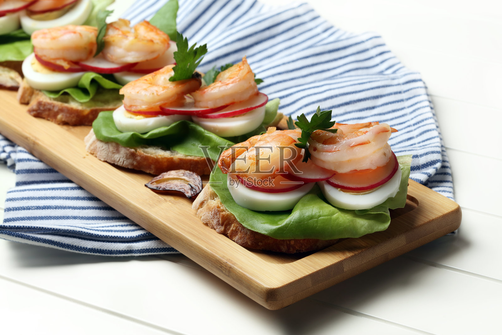 自制三明治，有沙拉，鸡蛋，萝卜和虾照片摄影图片