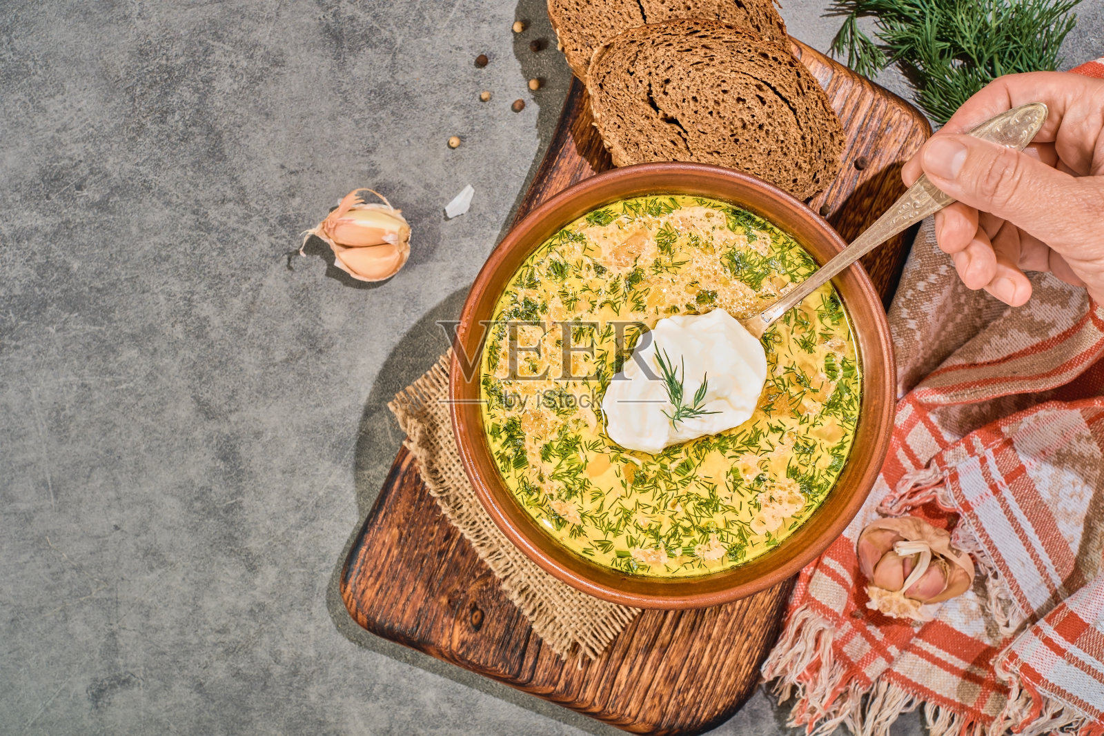 蔬菜蘑菇鸡汤，俯视图，特写。照片摄影图片