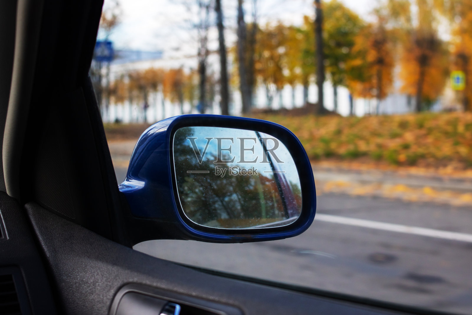 车侧后视镜上的背景是秋天的马路照片摄影图片