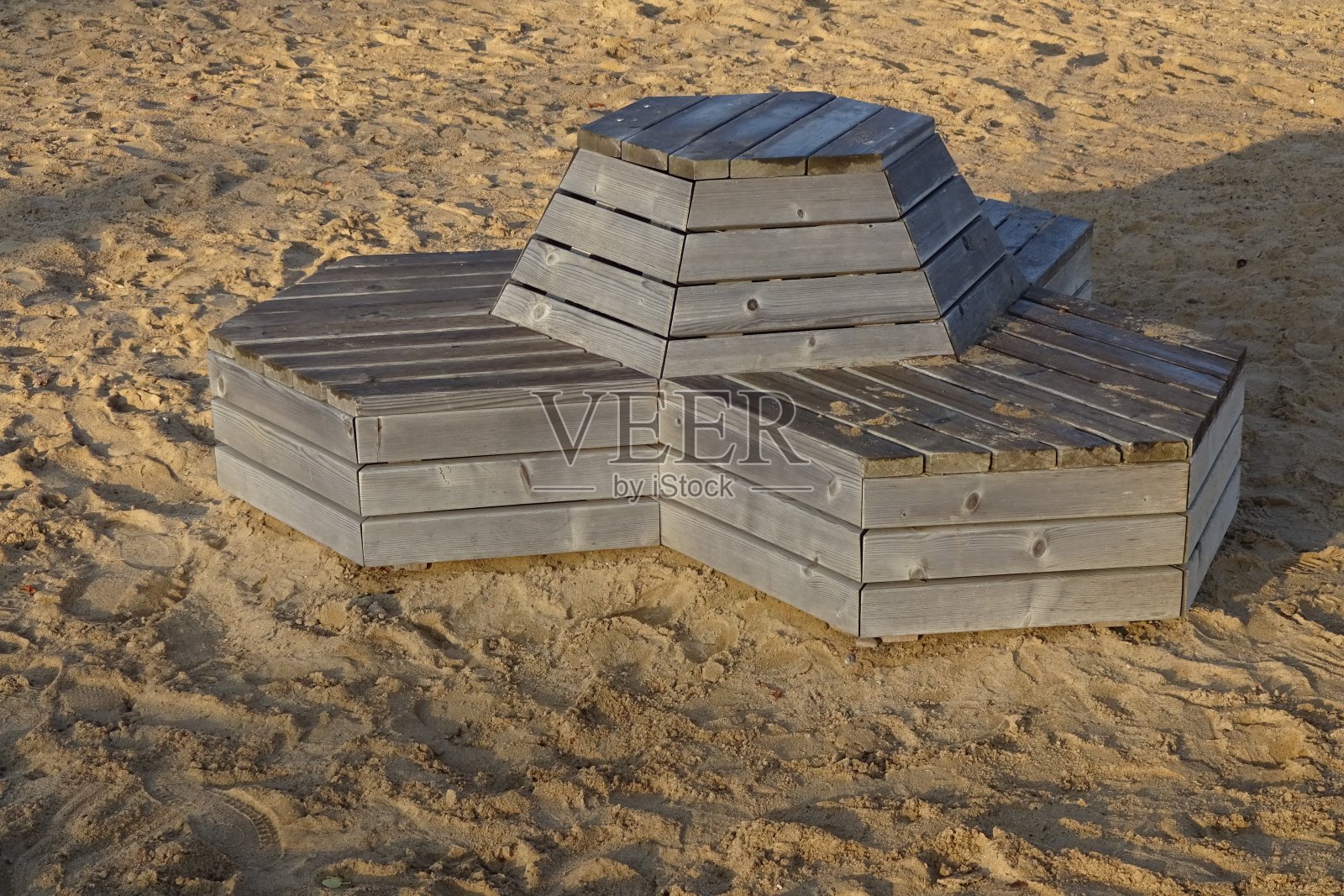 为坐而建的灰色木板的特写。空的现代木凳。湿砂。爱沙尼亚塔林Reidi街照片摄影图片