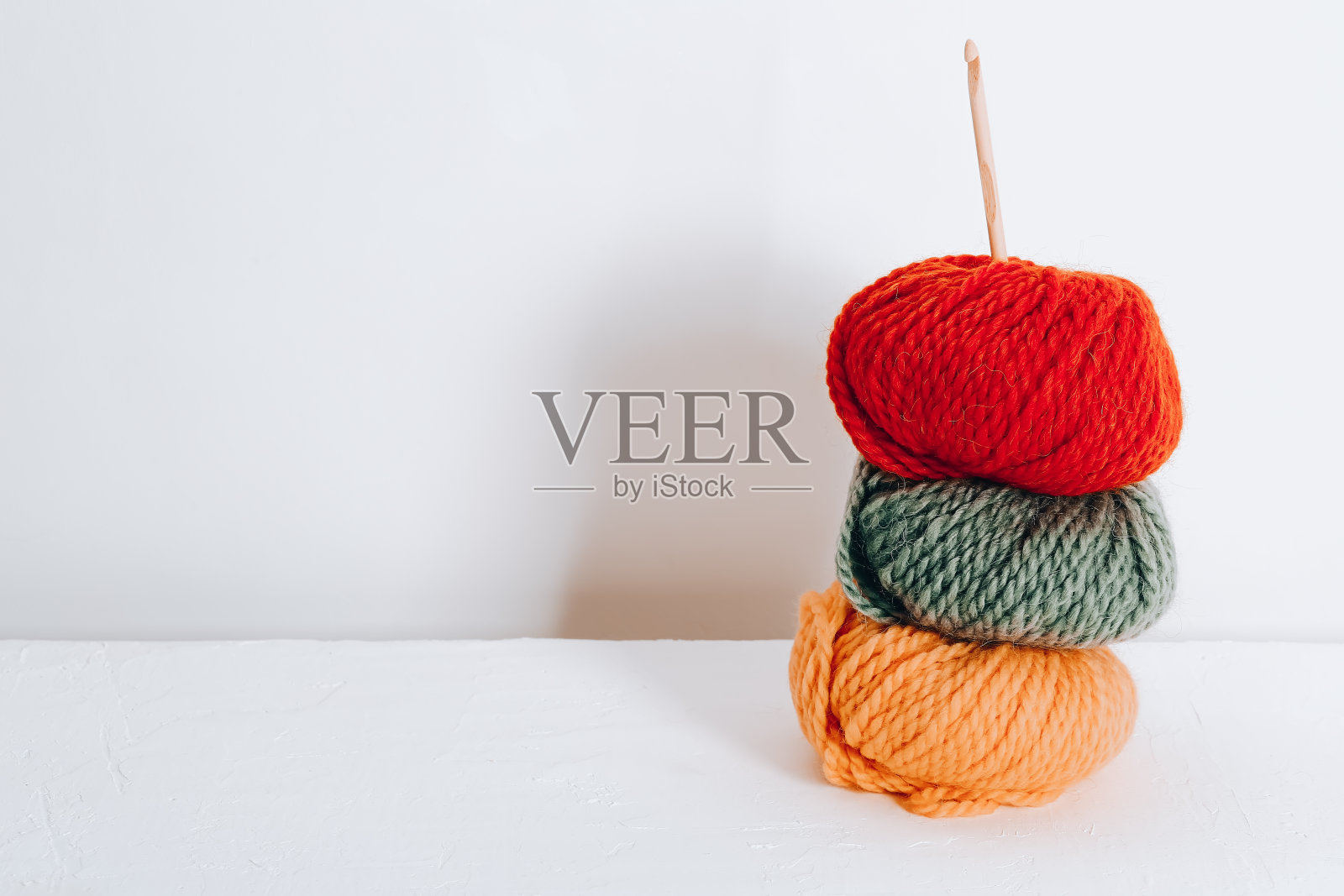 白色背景上秋天颜色的羊毛球照片摄影图片