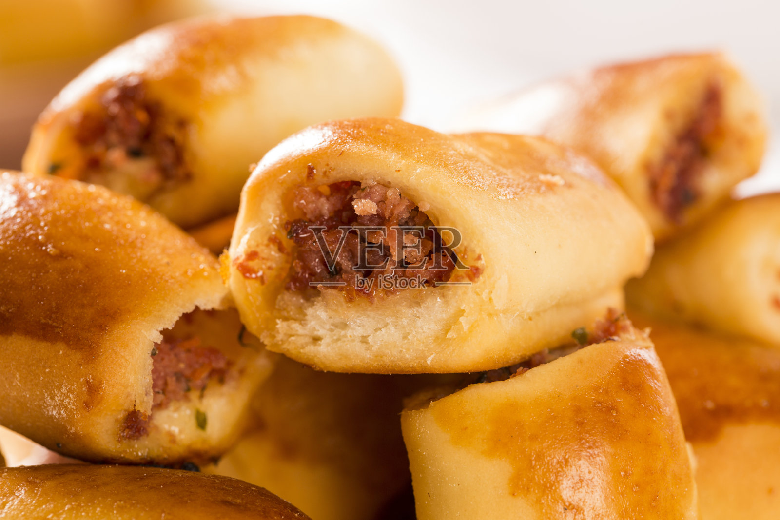 巴西的零食。意大利辣香肠零食部分。照片摄影图片