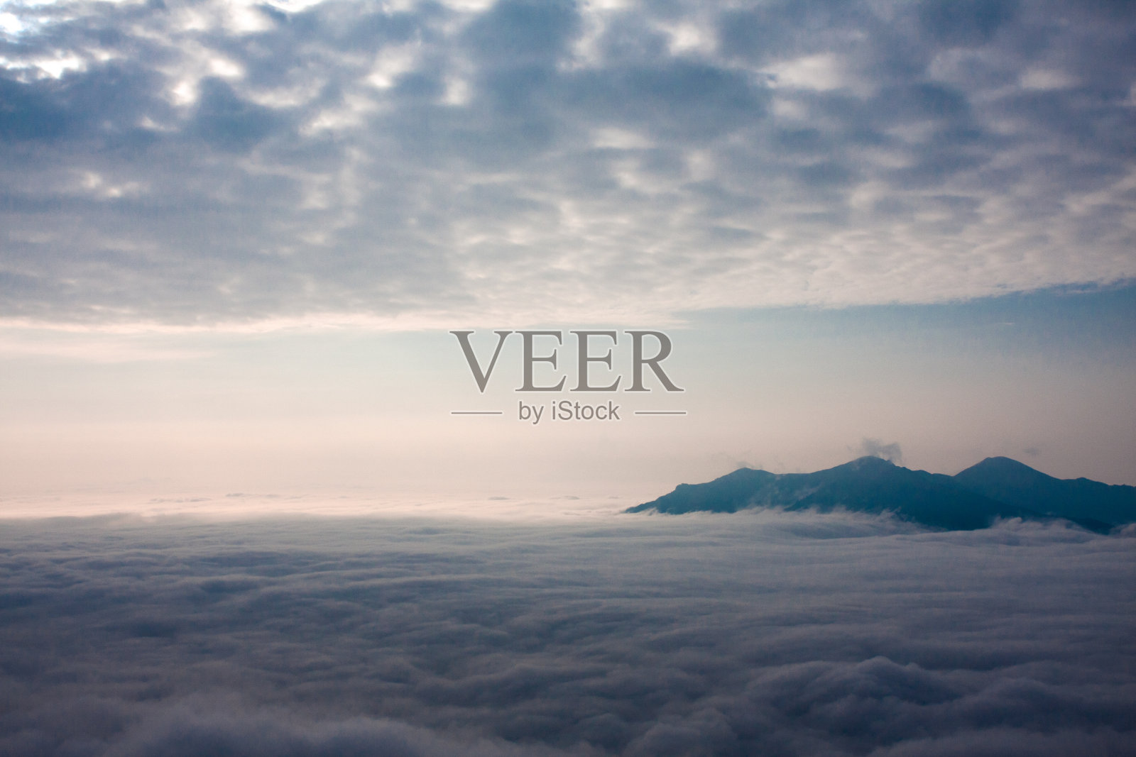 在两朵云的中间照片摄影图片