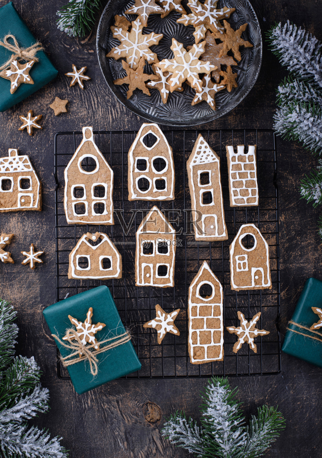 姜饼屋形状的圣诞饼干照片摄影图片