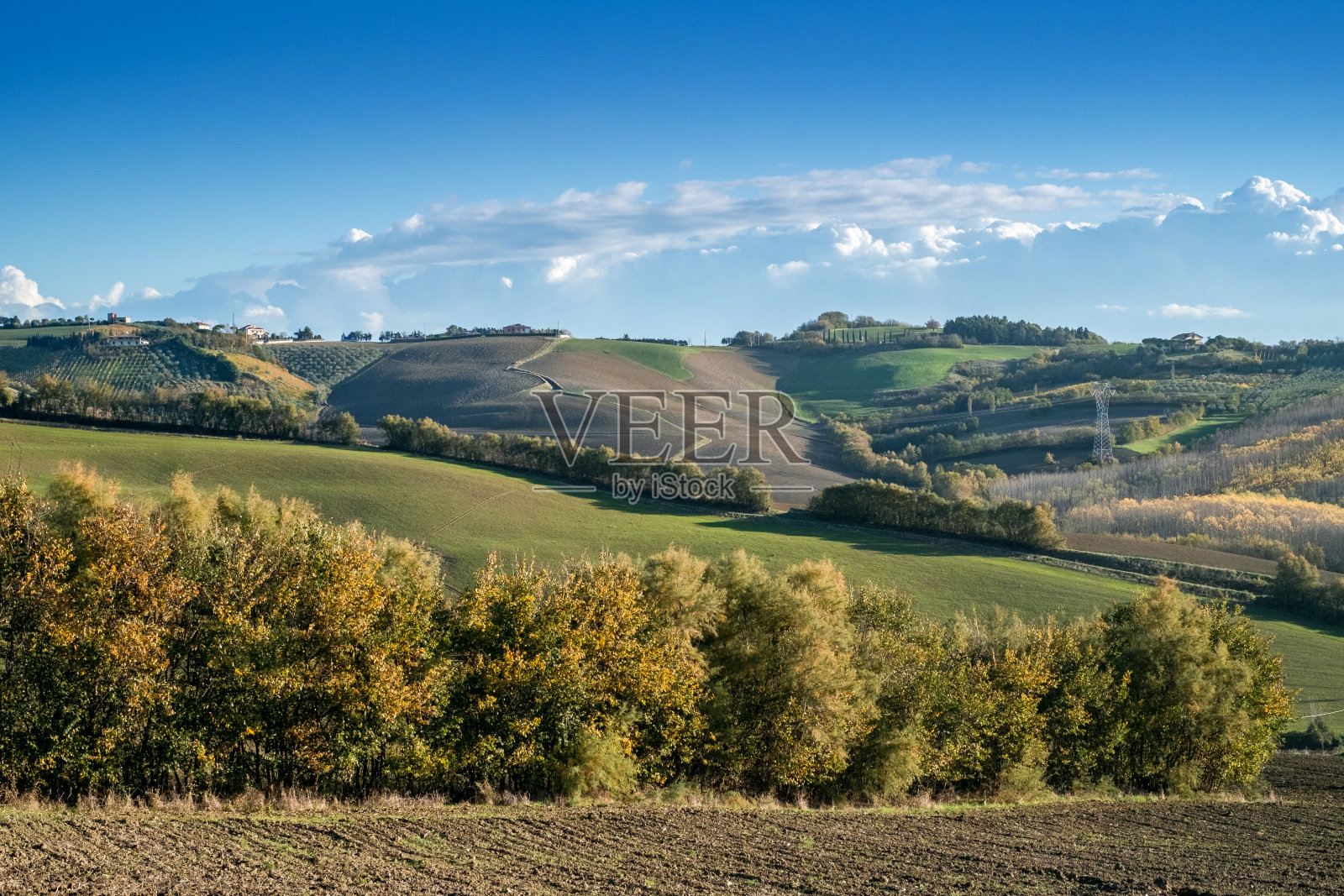 位于意大利艾米利亚罗马涅和马尔凯之间的松软山丘。照片摄影图片
