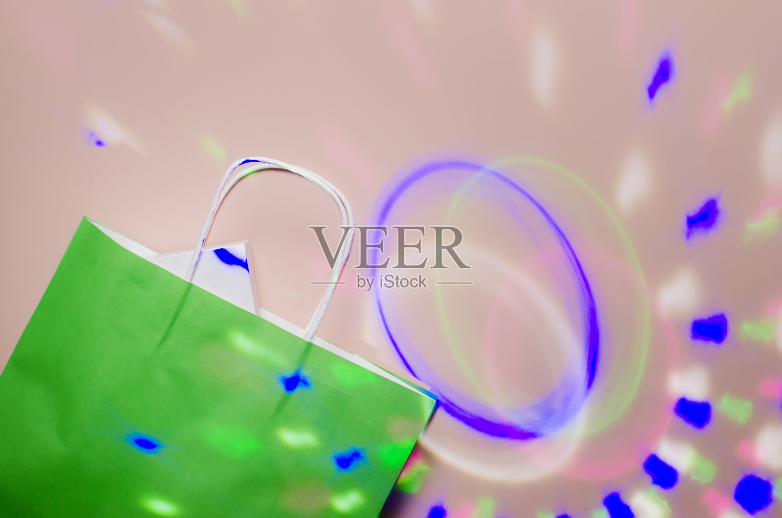 绿色包装，里面有礼物，一个白色的盒子，在光环和光线的背景下。平铺，复制空间。照片摄影图片