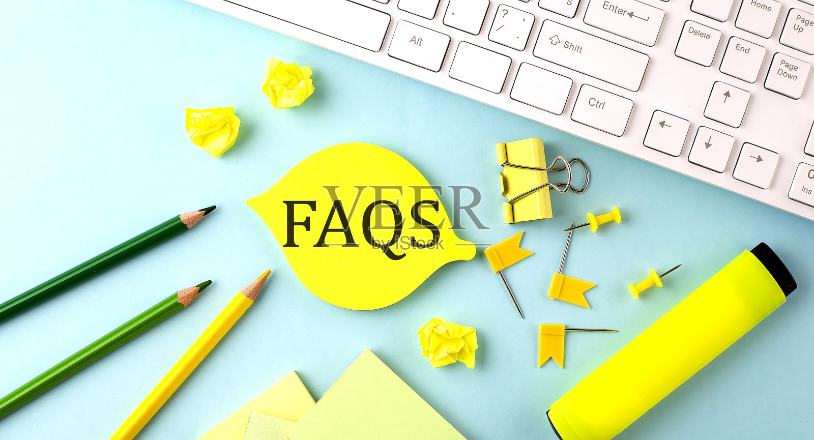 文本标志显示常见问题与办公工具和键盘在蓝色背景照片摄影图片