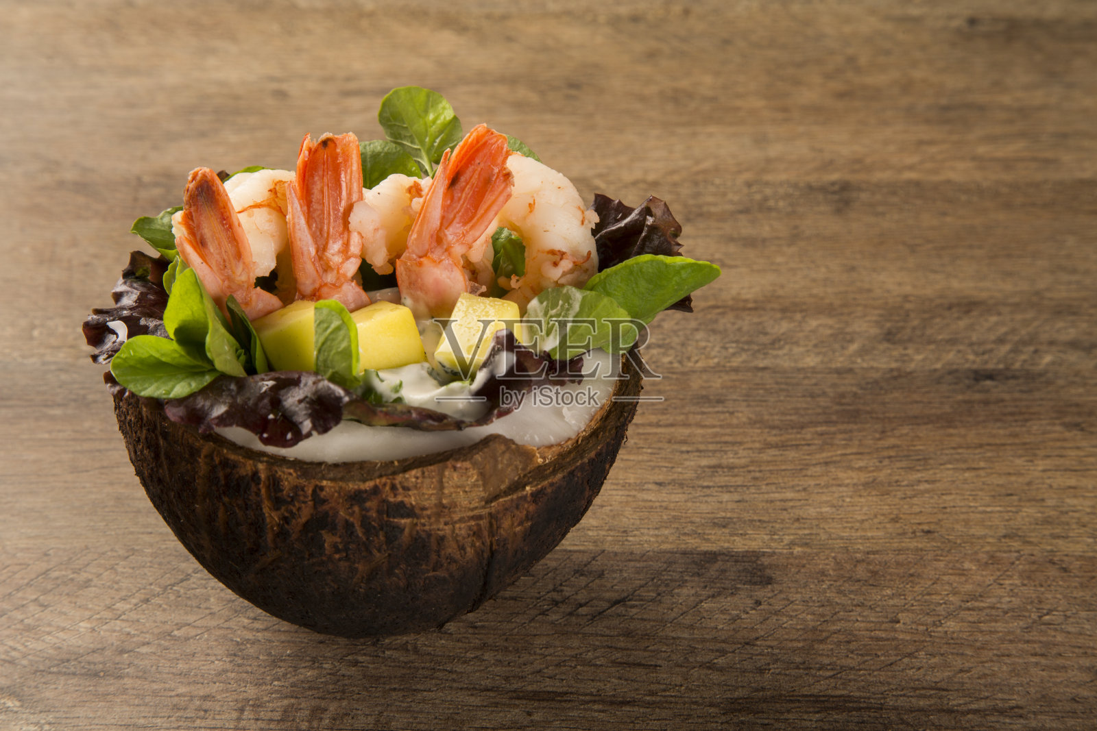沙拉虾和椰子芒果照片摄影图片