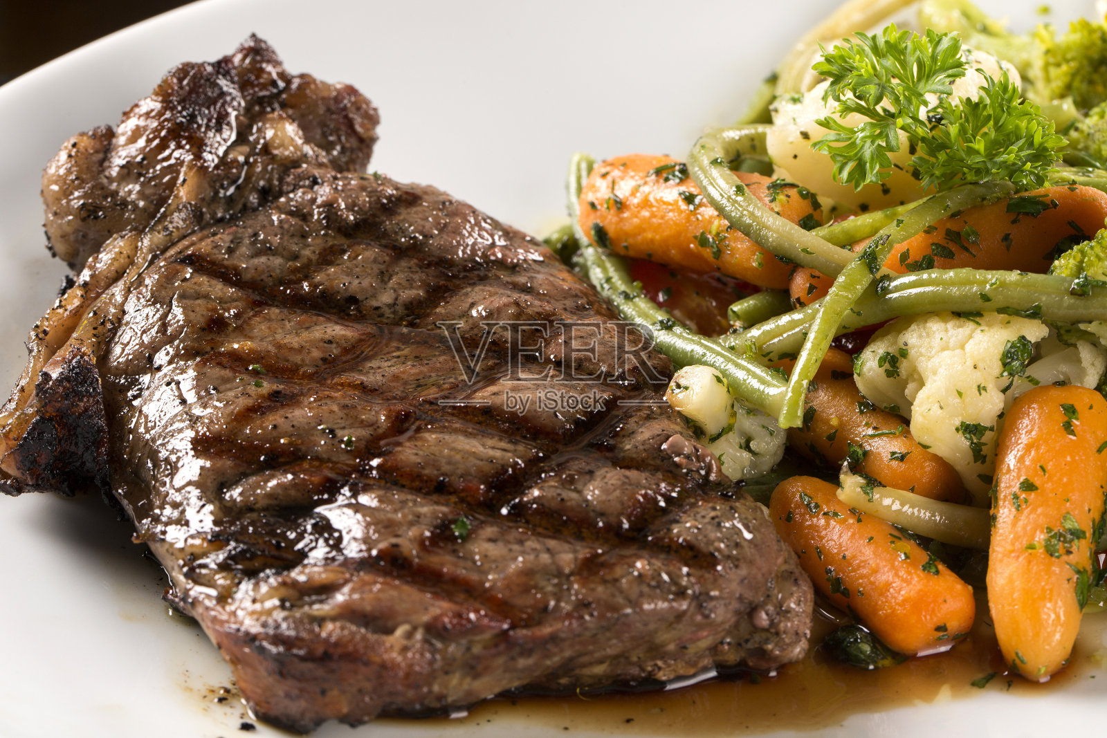 烤牛排和蔬菜照片摄影图片