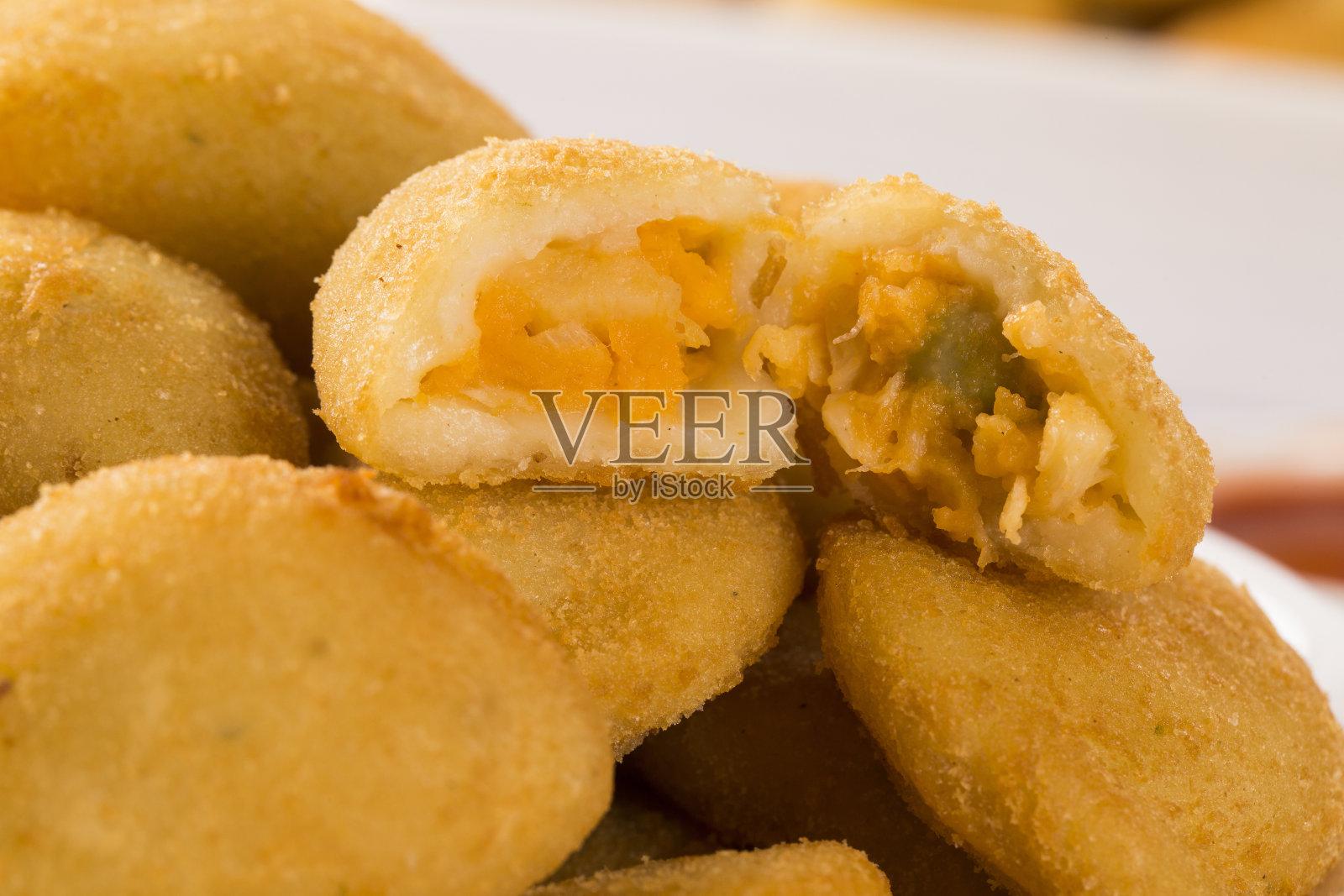 调味饭——餐桌上的棕榈调味饭配上辣椒酱。照片摄影图片