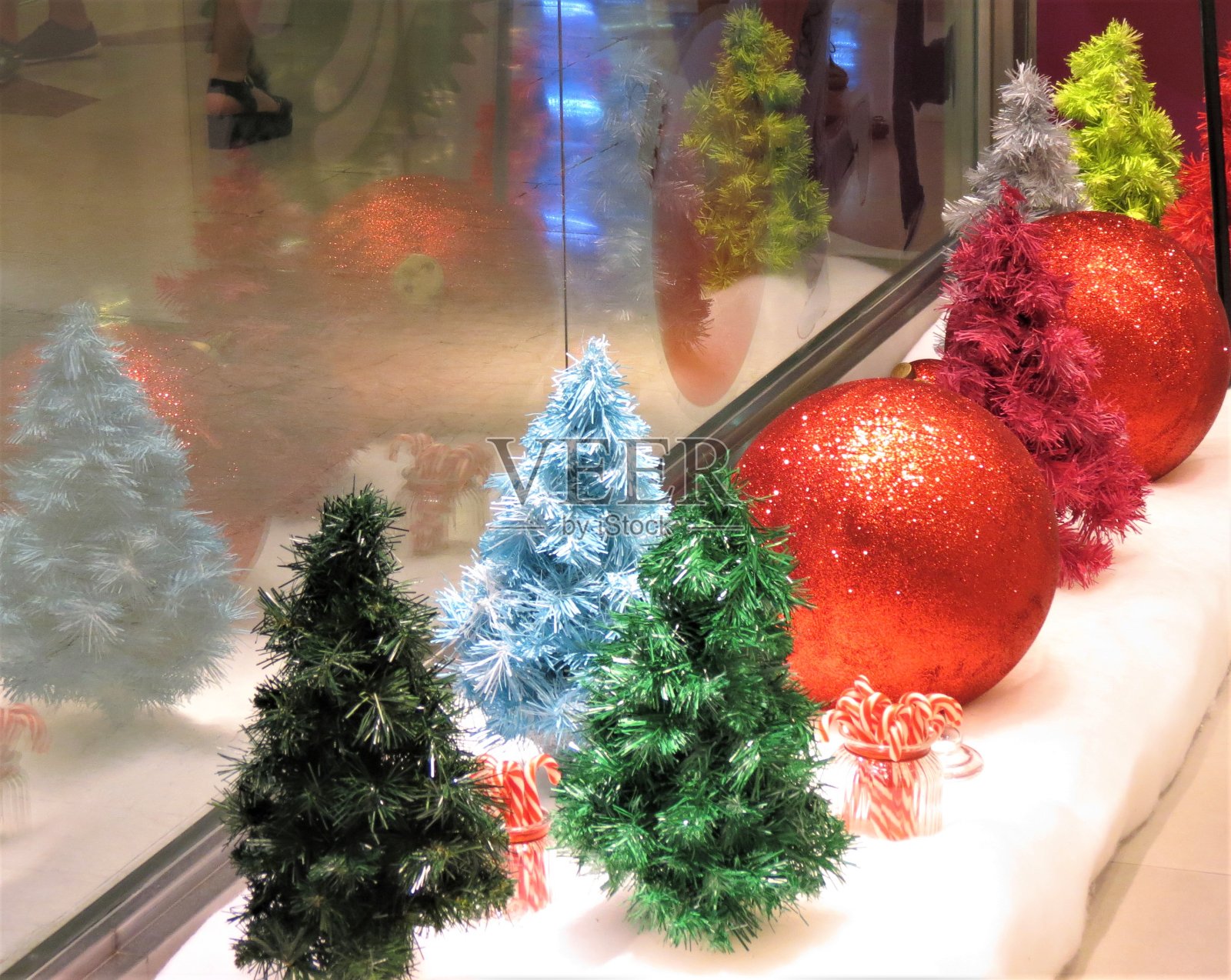 树上有圣诞装饰品，装饰着五颜六色的球。照片摄影图片