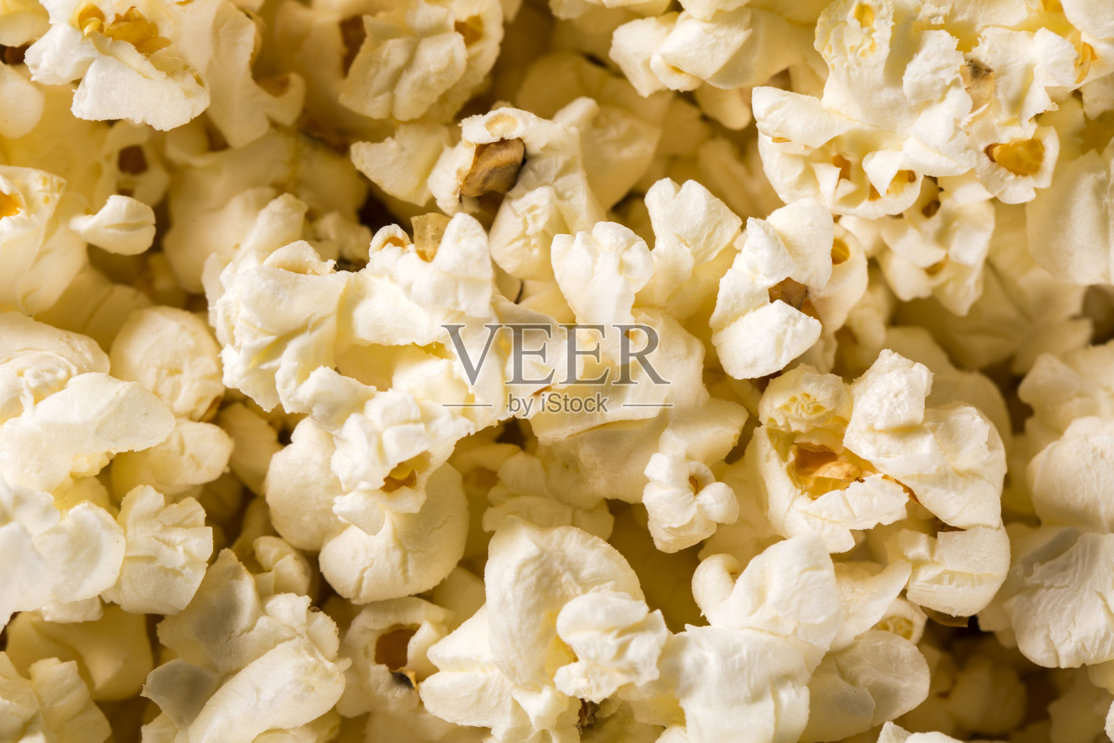 桌上放着刚做好的爆米花。Pipoca照片摄影图片