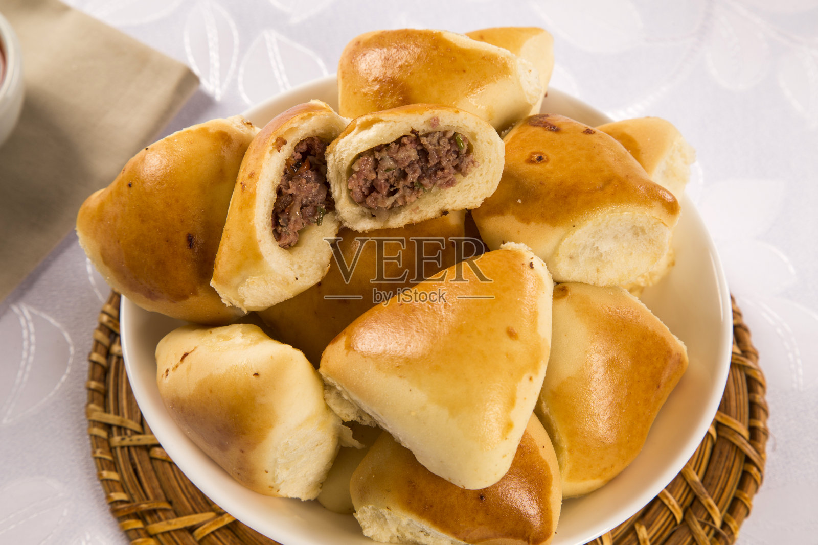 巴西的零食。肉Esfiha部分。照片摄影图片