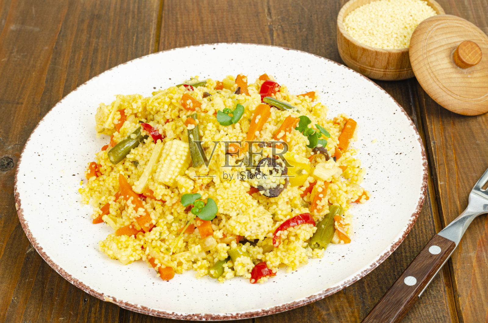 素食菜单。蒸粗麦粉配蔬菜。照片照片摄影图片