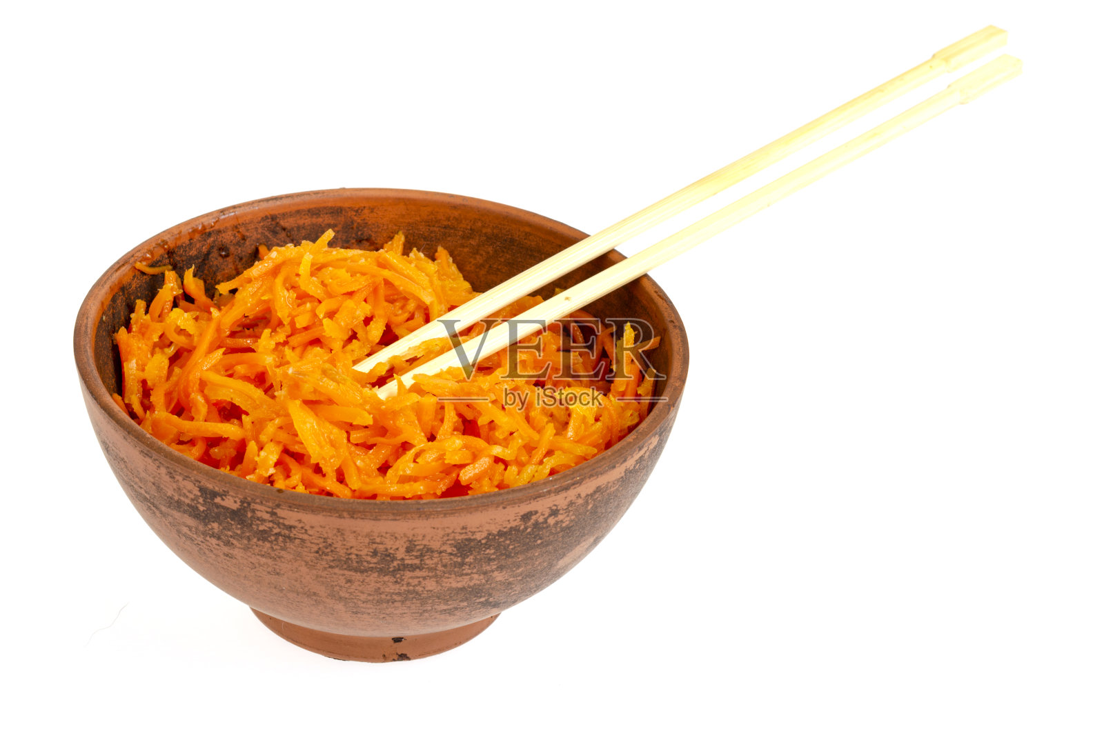 麻辣的腌胡萝卜放在碗里，白色的盘子里。照片摄影图片