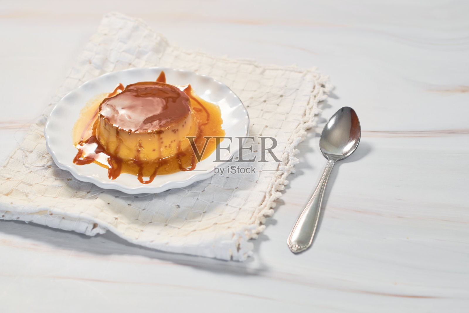 用牛奶、鸡蛋、牛奶和糖制成的甜馅饼。传统的墨西哥甜点。照片摄影图片