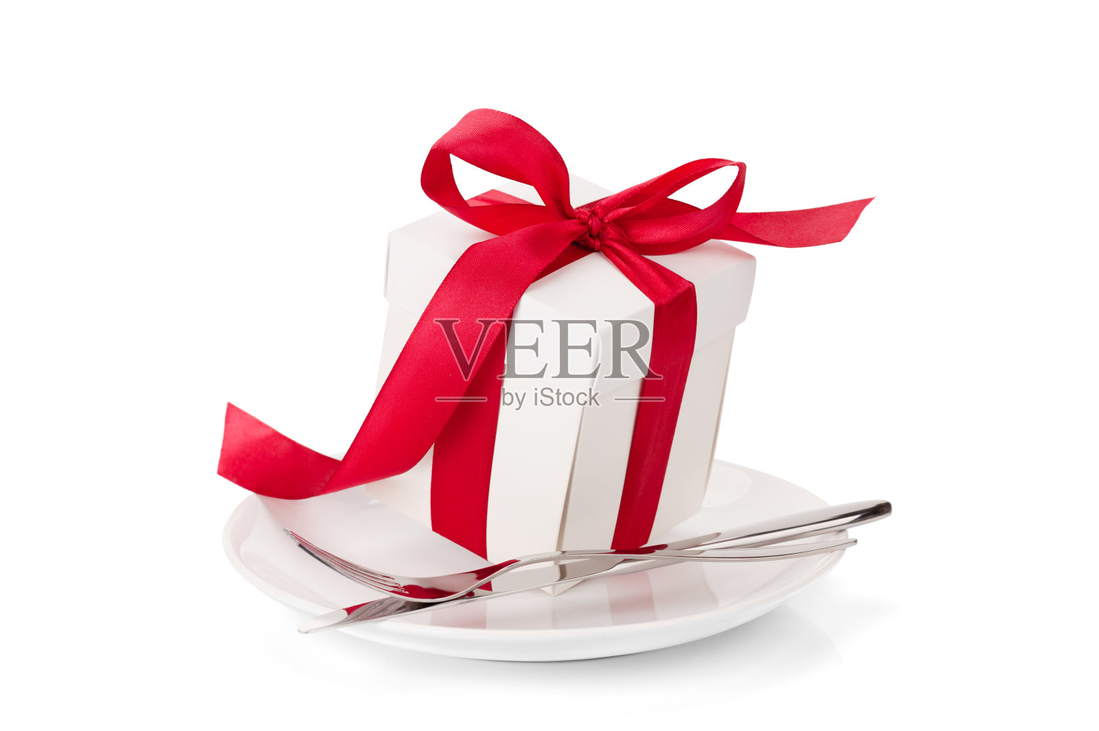 盘子上有红丝带的礼品盒照片摄影图片